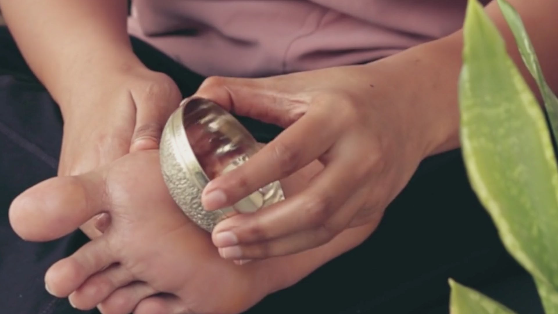 how to use kansa vatki for foot massage